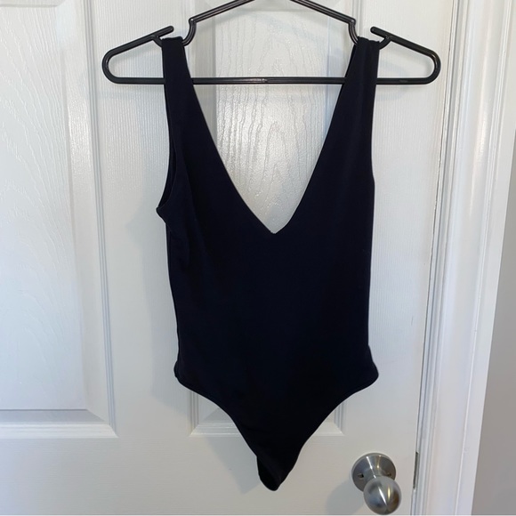 Aritzia contour vneck bodysuit - Picture 4 of 6